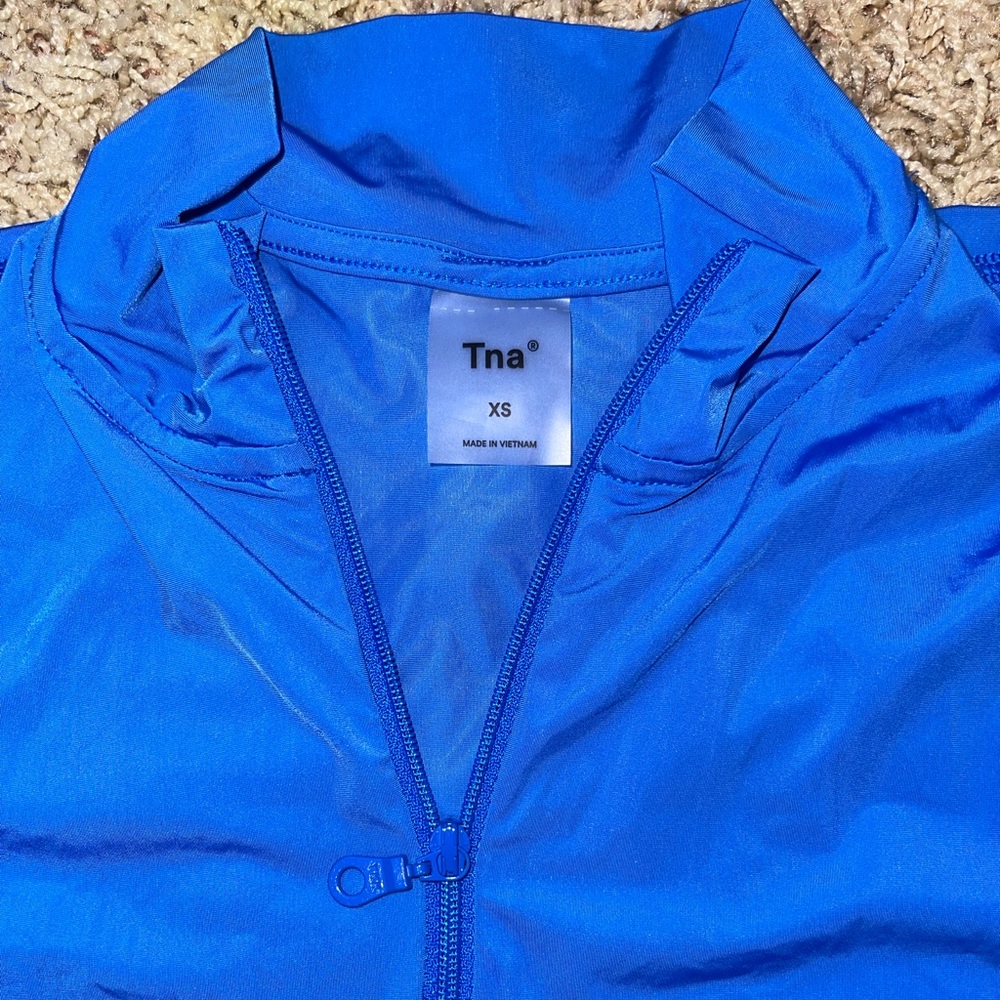 TNA cropped shirt. Size XXS.